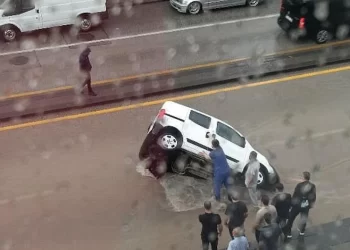 Ankara'da sağanak felaketi: Yol çöktü, araç çukura düştü Ankara’da sağanak felaketi: Yol çöktü, araç çukura düştü
