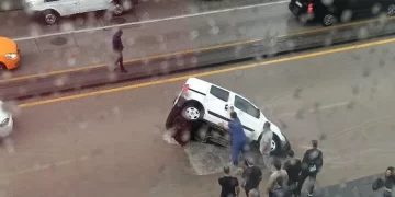Ankara’da sağanak felaketi: Yol çöktü, araç çukura düştü