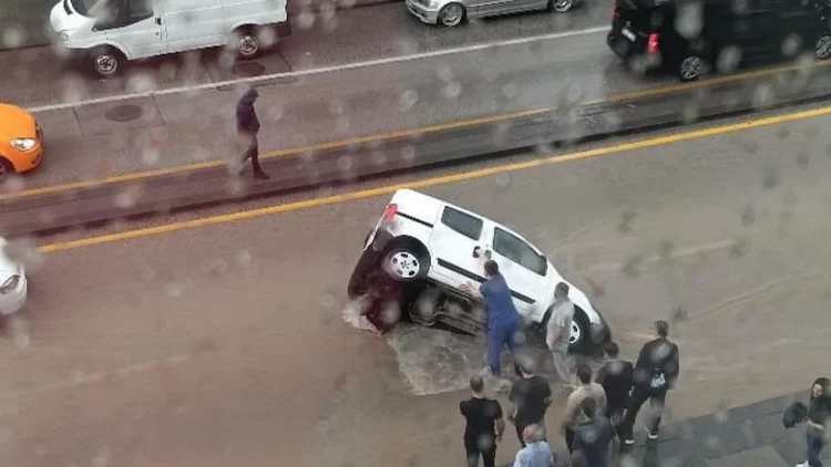 Ankara'da sağanak felaketi: Yol çöktü, araç çukura düştü Ankara'da sağanak felaketi...