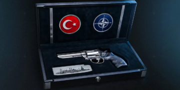 Cumhurbaşkanı Erdoğan'dan NATO liderlerine özel hediye: İşlemeli toplu tabanca takdim edildi Cumhurbaşkanı Erdoğan’dan NATO liderlerine özel hediye: İşlemeli toplu tabanca takdim edildi