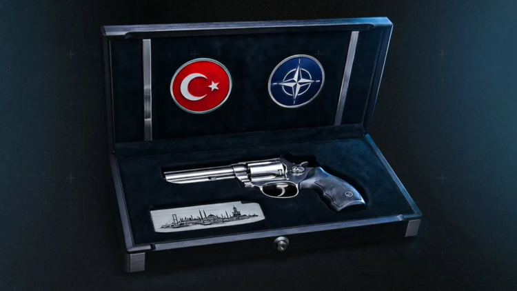 Cumhurbaşkanı Erdoğan'dan NATO liderlerine özel hediye: İşlemeli toplu tabanca takdim edildi Cumhurbaşkanı Erdoğan'dan NATO liderlerine özel hediye...