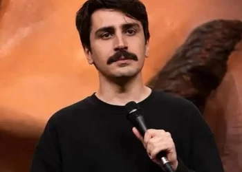 Komedyen Deniz Göktaş havaalanında gözaltına alındı Komedyen Deniz Göktaş havaalanında gözaltına alındı
