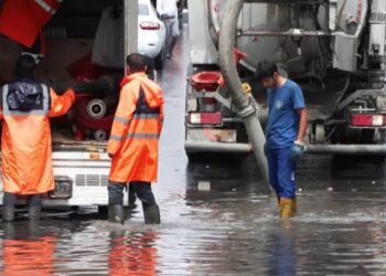 Güngören'de alt geçidi su bastı: Trafik durma noktasına geldi Güngören’de alt geçidi su bastı: Trafik durma noktasına geldi