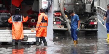 Güngören'de alt geçidi su bastı: Trafik durma noktasına geldi Güngören’de alt geçidi su bastı: Trafik durma noktasına geldi