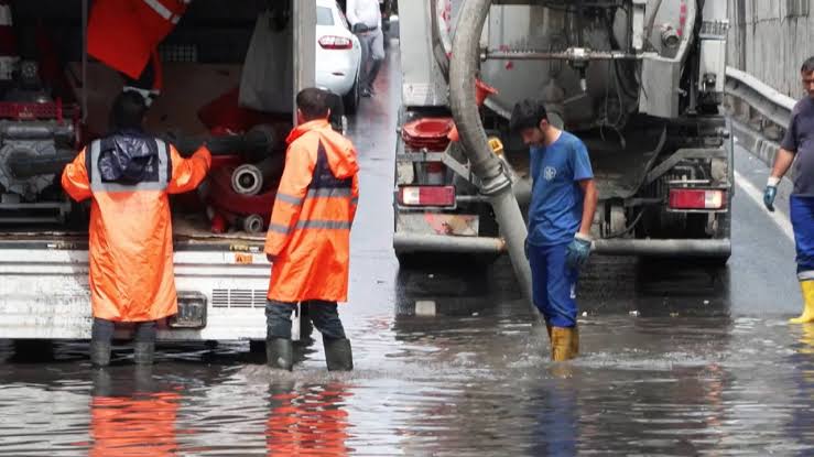 Güngören'de alt geçidi su bastı: Trafik durma noktasına geldi Güngören'de alt geçidi su bastı.