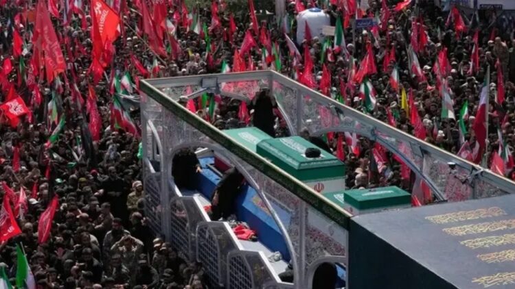 Tahran'da Hamaney'e veda töreni: Dikkat çeken isim öne çıktı Tahran'da Hamaney'e veda töreni...