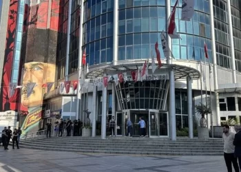 İzmit Belediyesine yolsuzluk operasyonu: Çok sayıda gözaltı kararı İzmit Belediyesine yolsuzluk operasyonu: Çok sayıda gözaltı kararı