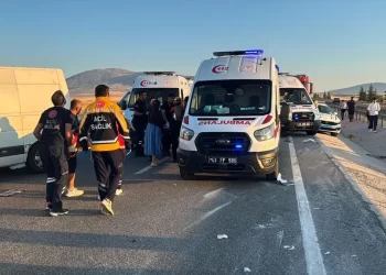Kütahya'da yolcu otobüsü devrildi: 31 yaralı Kütahya’da yolcu otobüsü devrildi: 31 yaralı