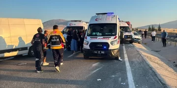 Kütahya'da yolcu otobüsü devrildi: 31 yaralı Kütahya’da yolcu otobüsü devrildi: 31 yaralı