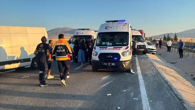Kütahya'da yolcu otobüsü devrildi: 31 yaralı Kütahya'da yolcu otobüsü devrildi.