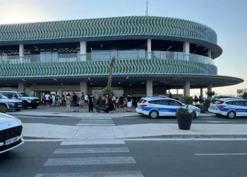 Lefkoşa'da bomba alarmı: AVM ve bina tahliye edildi Lefkoşa’da bomba alarmı: AVM ve bina tahliye edildi
