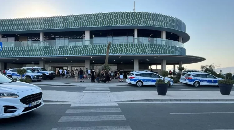 Lefkoşa'da bomba alarmı: AVM ve bina tahliye edildi Lefkoşa'da bomba alarmı...