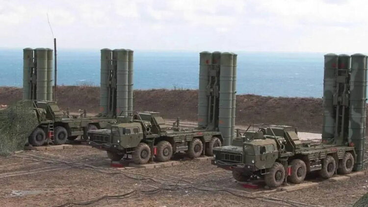 Milli Savunma Bakanlığı'ndan S-400 değerlendirmesi Milli Savunma Bakanlığı (MSB), S-400 Uzun Menzilli Bölge Hava ve Füze Savunma Sistemleri'ne ilişkin yürütülen çalışmaların devam ettiğini açıkladı.
Havelsan'ın Ankara Teknoloji Kampüsü'nde düzenlenen haftalık basın bilgilendirme toplantısında konuşan Bakanlık yetkilileri, S-400 sistemlerinin mevcut durumuna ilişkin değerlendirmelerde bulundu.
MSB tarafından yapılan açıklamada, "S-400 Uzun Menzilli Bölge Hava ve Füze Savunma Sistemleri ile ilgili çalışmalar çok yönlü olarak devam etmektedir. Somut gelişmeler olduğunda kamuoyuyla paylaşılacaktır" ifadelerine yer verildi.
Bakanlık, sistemlere ilişkin süreçlerin planlandığı şekilde sürdüğünü belirtirken, yeni bir gelişme yaşanması halinde kamuoyunun bilgilendirileceğini kaydetti.