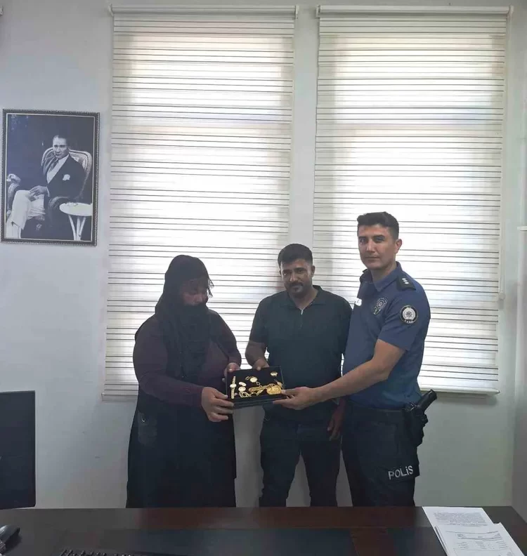 Muş Bulanık'ta Dürüstlük Örneği: Bulduğu Altınları Sahibine Teslim Etti! mus bulanikta durustluk ornegi buldugu altinlari sahibine teslim etti habermeydan e1783437489342