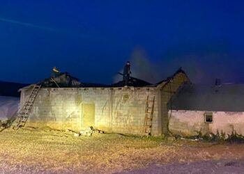Muş Korkut’ta Korkutan Ahır Yangını: 6 Kişi Dumandan Etkilendi