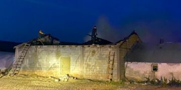Muş Korkut’ta Korkutan Ahır Yangını: 6 Kişi Dumandan Etkilendi