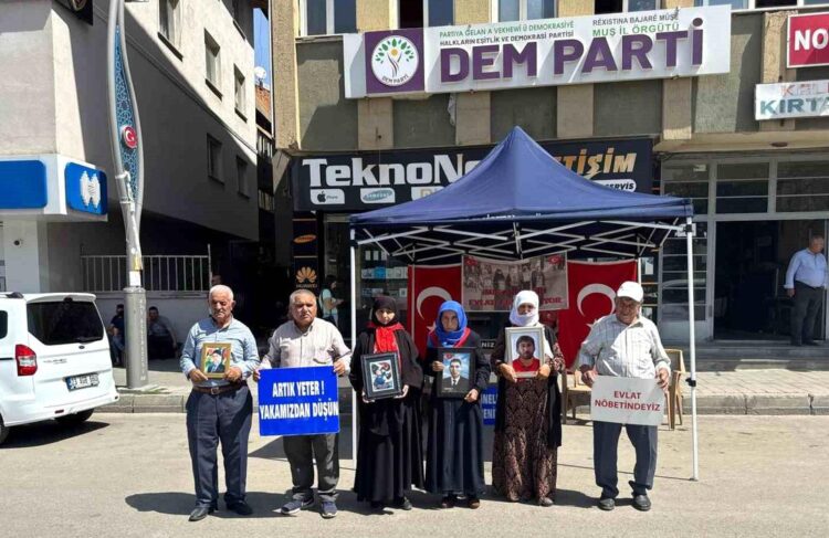 Muşlu Ailelerin Evlat Nöbeti Kararlılıkla Sürüyor! muslu ailelerin evlat nobeti kararlilikla suruyorr habermeydan e1783507549813