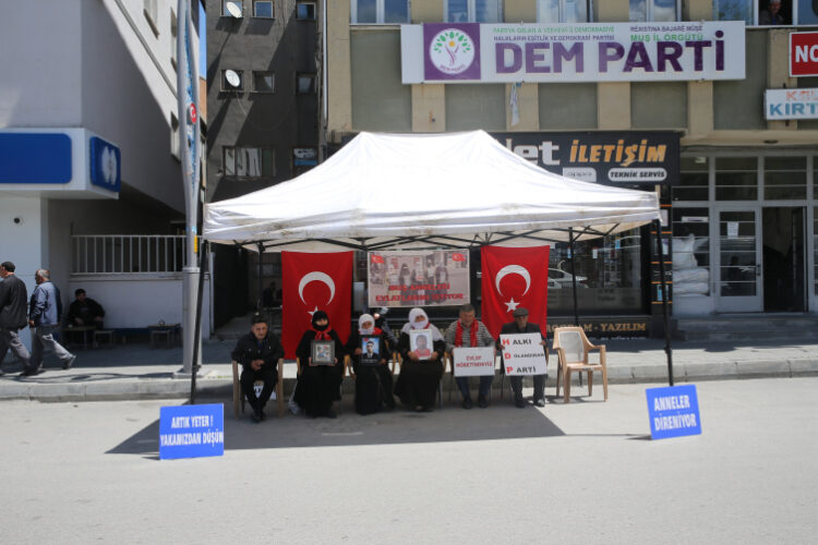 muslu ailelerin evlat nobetinde umutlu bekleyisi suruyorr habermeydan