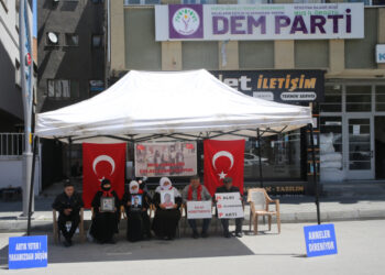 Muşlu ailelerin, evlat nöbetinde umutlu bekleyişi sürüyor! Muşlu ailelerin, evlat nöbetinde umutlu bekleyişi sürüyor!