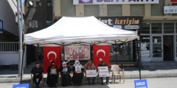 Muşlu ailelerin, evlat nöbetinde umutlu bekleyişi sürüyor! Muşlu ailelerin, evlat nöbetinde umutlu bekleyişi sürüyor!