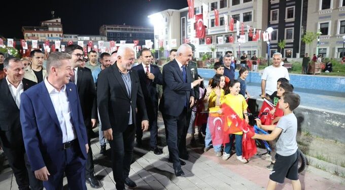 Muş’ta, 15 Temmuz demokrasi nöbetine yoğun katılım!
