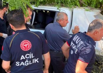 Muş'ta, Şarampole Devrilen Kamyonette Sıkışan 2 Kişi Kurtarıldı! Muş’ta, Şarampole Devrilen Kamyonette Sıkışan 2 Kişi Kurtarıldı!