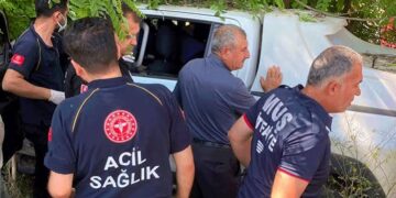 Muş'ta, Şarampole Devrilen Kamyonette Sıkışan 2 Kişi Kurtarıldı! Muş’ta, Şarampole Devrilen Kamyonette Sıkışan 2 Kişi Kurtarıldı!
