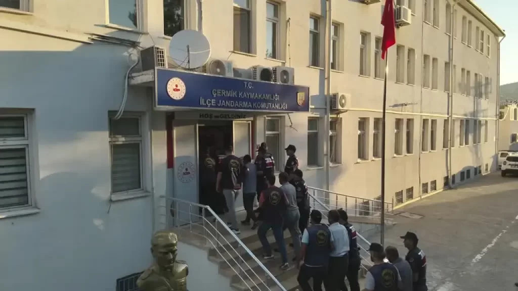Diyarbakır'da 10 yıllık cinayet dosyası çözüldü: 8 şüpheli gözaltında on yillik sir habermeydan