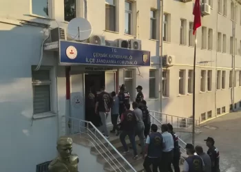 Diyarbakır'da 10 yıllık cinayet dosyası çözüldü: 8 şüpheli gözaltında Diyarbakır’da 10 yıllık cinayet dosyası çözüldü: 8 şüpheli gözaltında