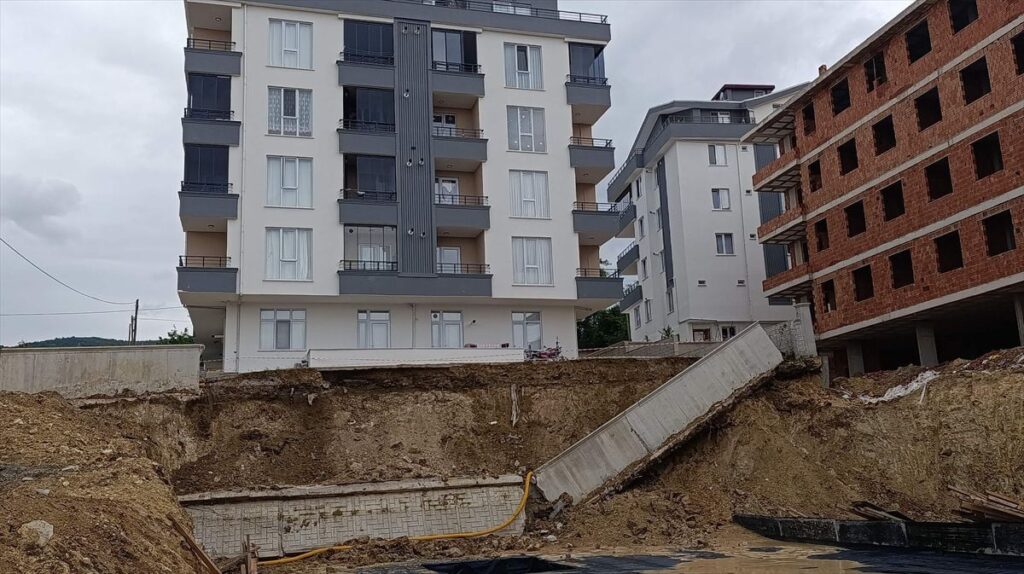 Sinop Gerze'de, 5 Katlı Binanın İstinat Duvarı Yıkıldı! sinop gerzede 5 katli binanin istinat duvari yikildi habermeydan