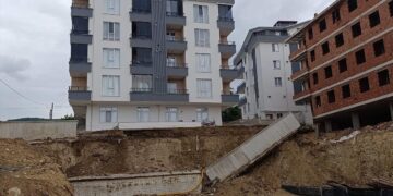 Sinop Gerze’de, 5 Katlı Binanın İstinat Duvarı Yıkıldı!