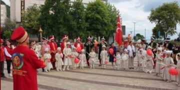 Sinop'ta, Çift Mehteranlı Sünnet Şöleni Coşkusu! Sinop’ta, Çift Mehteranlı Sünnet Şöleni Coşkusu!