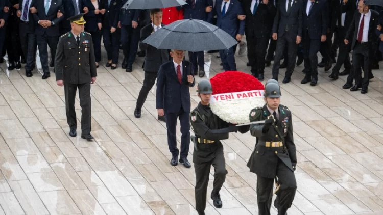 Yeni Parti'nin ilk ziyareti Anıtkabir'e oldu Yeni Parti'nin ilk ziyareti Anıtkabir'e oldu.