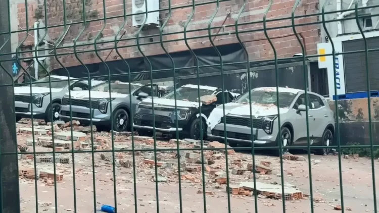 Kağıthane'de otomobil bayisinde büyük hasar: Duvar çöktü, 12 sıfır araç zarar gördü Kağıthane'de otomobil bayisinde duvar çöktü. 12 sıfır araç zarar gördü.