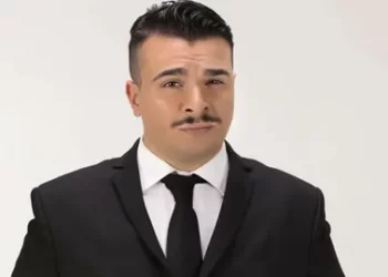 Ali Biçim ile sevgilisinin deniz keyfi gündem oldu Ali Biçim ile sevgilisinin deniz keyfi gündem oldu