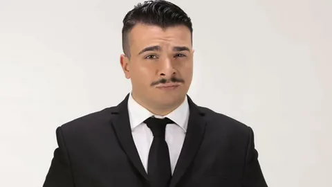 Ali Biçim ile sevgilisinin deniz keyfi gündem oldu Ali Bicimile sevgilisinin deniz keyfi gundem oldu habermeydan