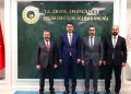 Ankara'da Dikkat Çeken Buluşma! CHP'li Başkan ve AK Parti İl Başkanı Bakan Kurum'u Ziyaret Etti Ankara’da Dikkat Çeken Buluşma! CHP’li Başkan ve AK Parti İl Başkanı Bakan Kurum’u Ziyaret Etti