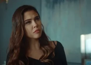 Dilara Aksüyek'ten yürekleri ağza getiren deniz atlayışı Dilara Aksüyek’ten yürekleri ağza getiren deniz atlayışı