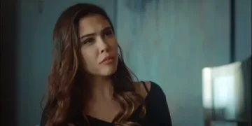 Dilara Aksüyek'ten yürekleri ağza getiren deniz atlayışı Dilara Aksüyek’ten yürekleri ağza getiren deniz atlayışı