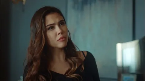 Dilara Aksüyek'ten yürekleri ağza getiren deniz atlayışı Dilara Aksuyekten yurekleri agza getiren deniz atlayisi habermeydan