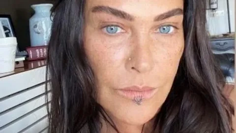 Hülya Avşar’ın ev hali olay oldu! 14 yıllık yardımcısıyla su savaşı yaptı Hulya Avsar ev hali olay oldu habermeydan