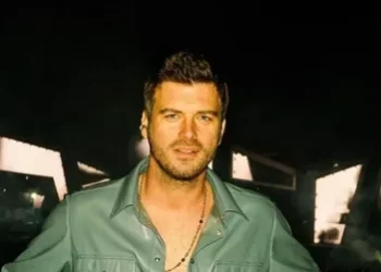 Kıvanç Tatlıtuğ'un yeni mesleği gündem oldu Kıvanç Tatlıtuğ’un yeni mesleği gündem oldu