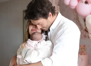 Merve Dinçkol ve Feyyaz Şerifoğlu’ndan ilk aile pozu! Minik Defne Yaz’la mutluluk karesi Merve Dinckol Feyyaz serifoglundan ilk aile pozu1 habermeydan