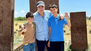 Necati Şaşmaz oğullarıyla ahlat’ı gezdi Necati Sasmaz ogullariyla ahlati gezdi1 habermeydan
