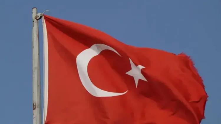 Burdur’da Türk Bayrağına Av Tüfeğiyle Saldırı: Bayrağa Zarar Verildi Turk Bayragi habermeydan