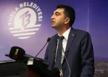 AKP'ye Geçen Tuzla Belediye Başkanı Eren Ali Bingöl: "Karşı Mahalleden Geliyorum, Bana Sahip Çıkın" AKP’ye Geçen Tuzla Belediye Başkanı Eren Ali Bingöl: “Karşı Mahalleden Geliyorum, Bana Sahip Çıkın”