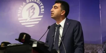 AKP'ye Geçen Tuzla Belediye Başkanı Eren Ali Bingöl: "Karşı Mahalleden Geliyorum, Bana Sahip Çıkın" AKP’ye Geçen Tuzla Belediye Başkanı Eren Ali Bingöl: “Karşı Mahalleden Geliyorum, Bana Sahip Çıkın”