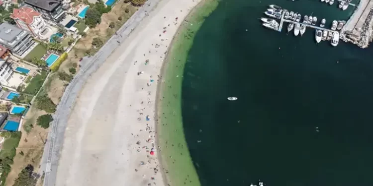 Yeşilköy Sahilinde Dikkat Çeken Görüntü: Kirliliğe Rağmen Çocuklarla Denize Girdiler