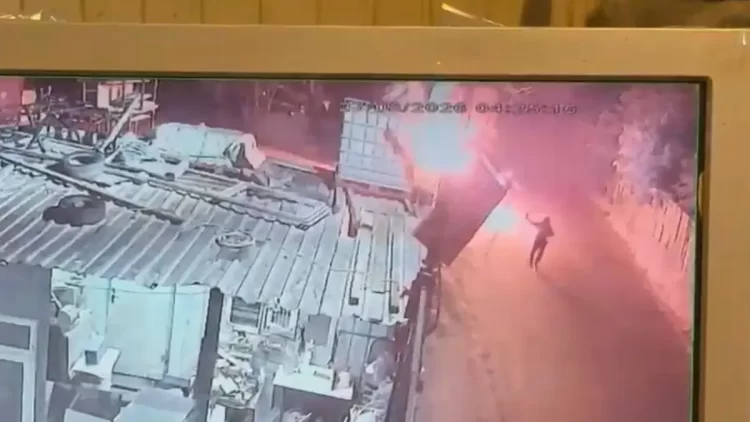 Oto galeriyi ateşe verdiler, ardından 10 milyon lira haraç istediler Oto galeriyi ateşe verdiler.