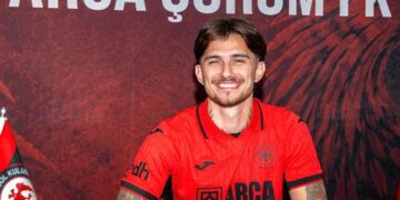 Çorum FK, Berat Ayberk Özdemir'i kadrosuna kattı. Çorum FK, Berat Ayberk Özdemir’i kadrosuna kattı.